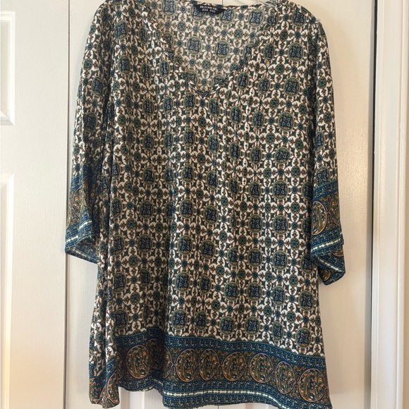 NWOT BloomChic Medallion Pintuck Top - Picture 1 of 6